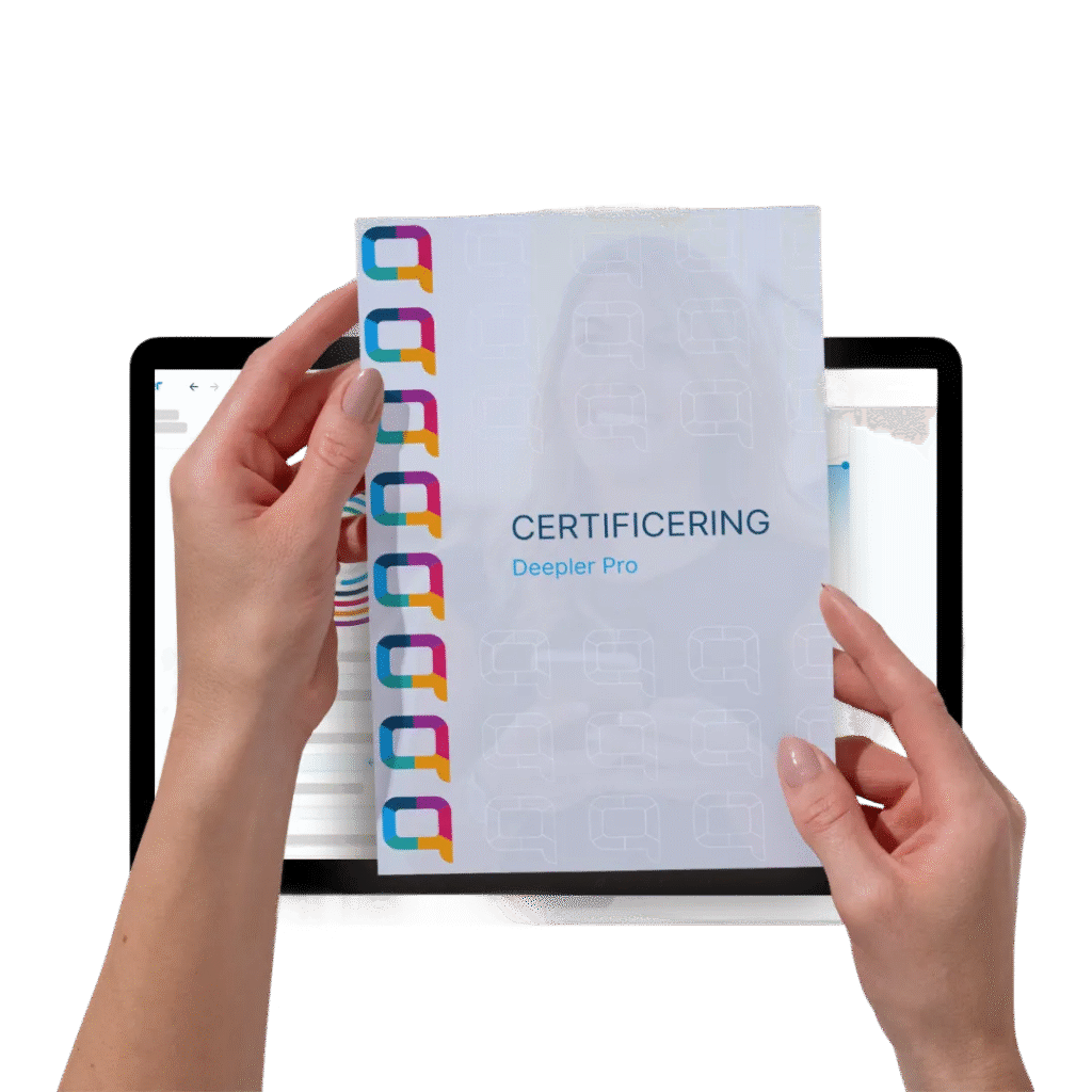 Twee handen houden een certificeringsdocument vast met de titel "CERTIFICERING Deepler Pro" voor een laptopscherm.