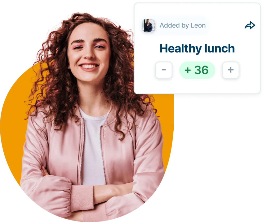 Vrouw met gekruld haar glimlacht naast een scorekaart voor een gezondere lunch met een positieve beoordeling van +36.