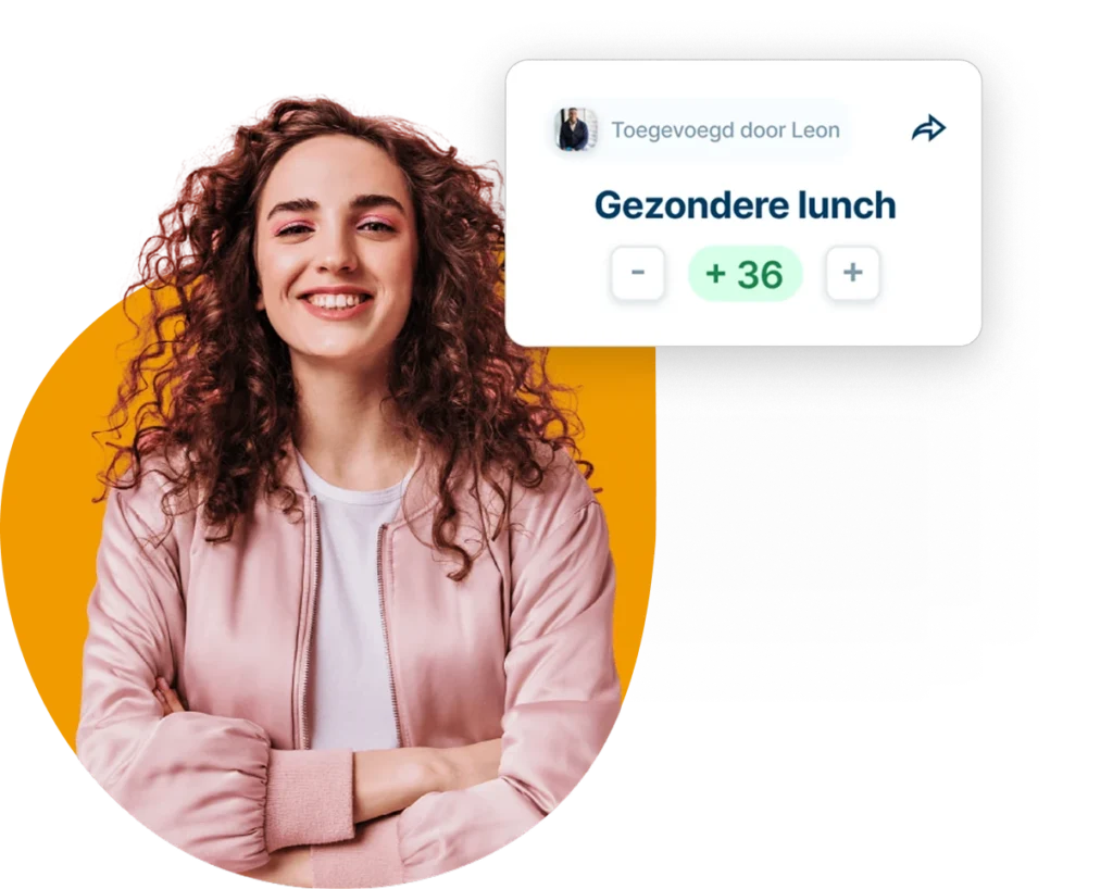 Vrouw met gekruld haar glimlacht naast een scorekaart voor een gezondere lunch met een positieve beoordeling van +36.