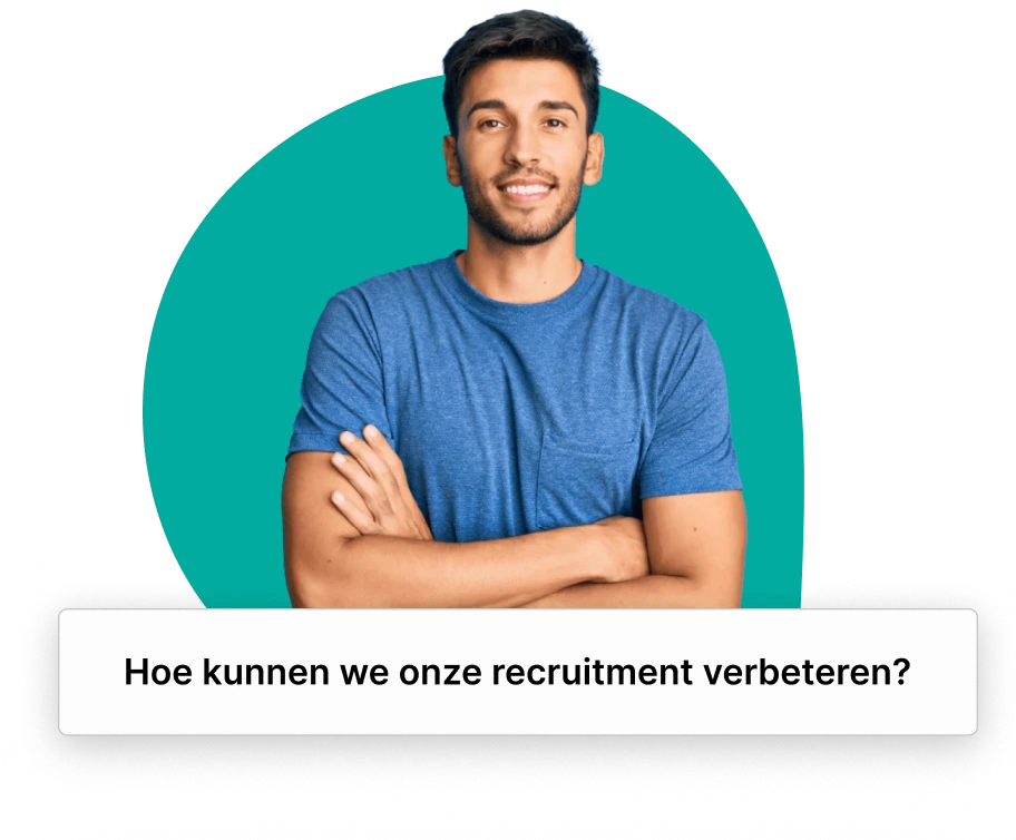 Man in blauw shirt met gevouwen armen voor een turquoise achtergrond met de tekst: "Hoe kunnen we onze recruitment verbeteren?".