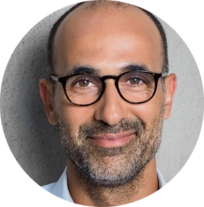 Portret van een man met bril en baard, passend bij de hospitalitybranche.