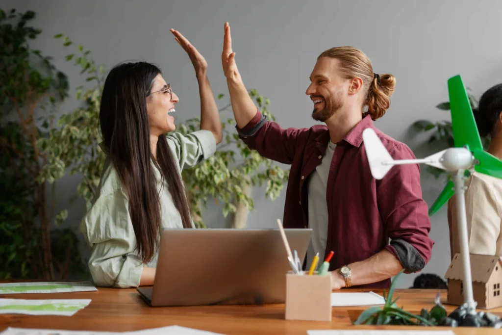 Twee tech mensen die hun succes vieren met een high five